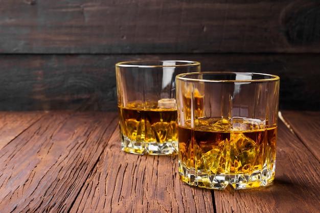 Whisky avec glace dans deux verres