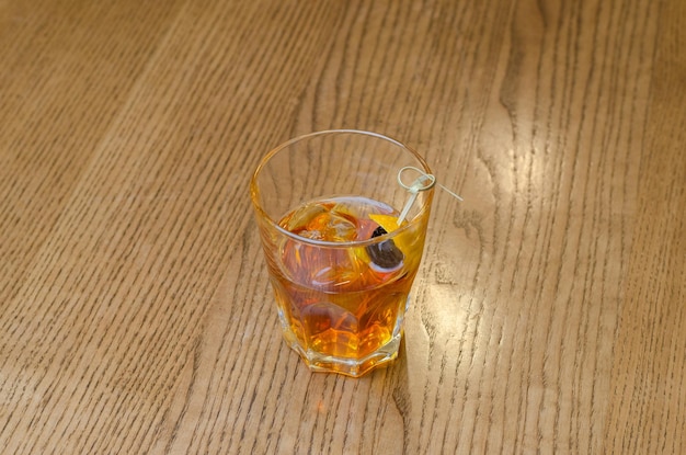 whisky avec de la glace dans un verre