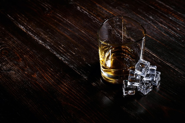 Whisky avec de la glace dans des verres modernes