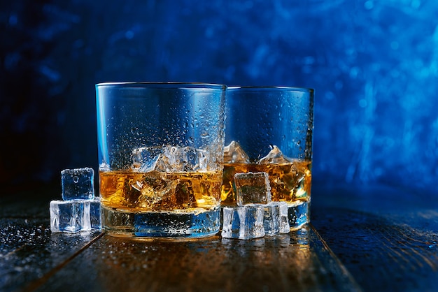 Whisky avec de la glace dans des verres modernes