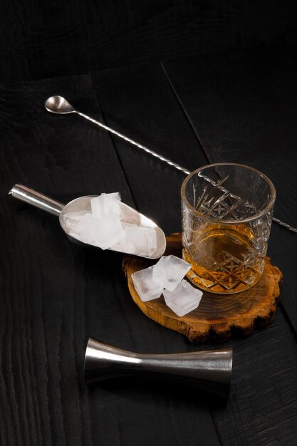 Whisky avec de la glace sur fond noir