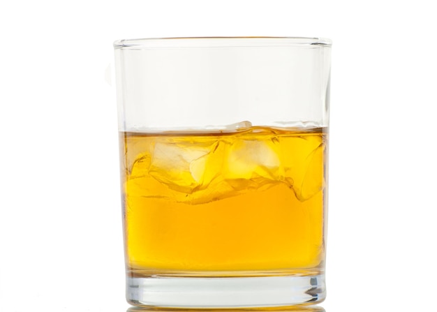 Whisky avec des glaçons isolé sur fond blanc