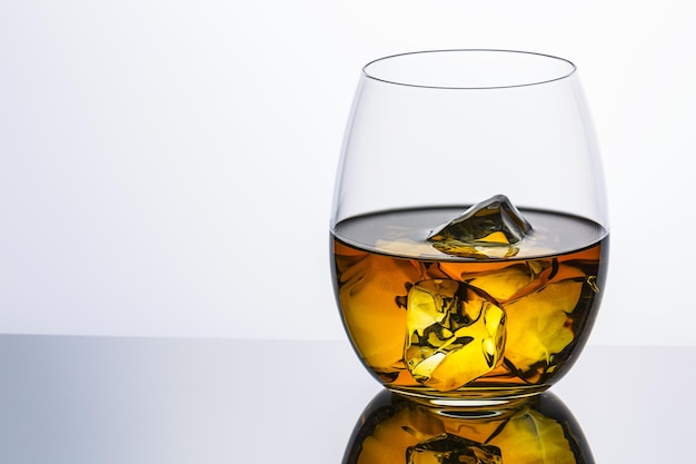 Whisky avec des morceaux de glace