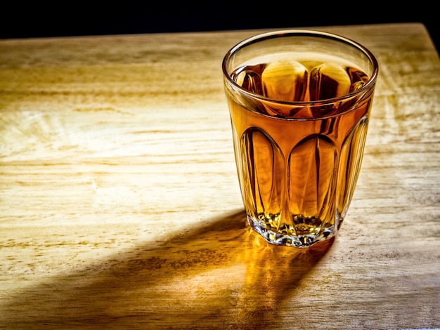 Whisky pur sur la table avec lumière du soleil buautiful