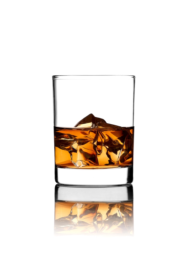 Photo whisky sur les rochers isolés