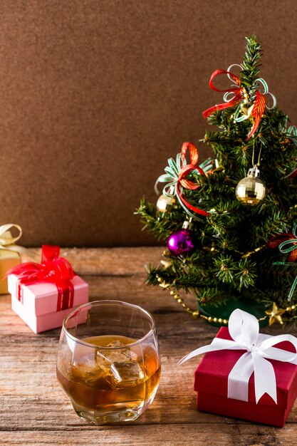 whisky sur une table en bois le jour de Noël