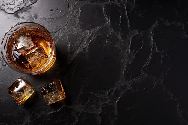 Whisky sur table avec vue sur le dessus de la glace