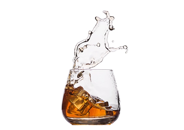 Whisky en verre avec des éclaboussures