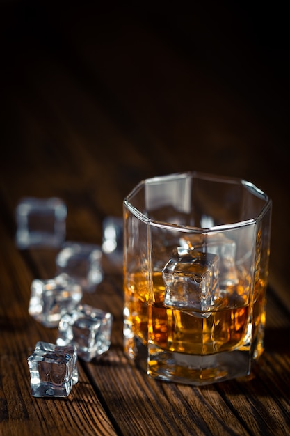 Whisky en verre avec de la glace