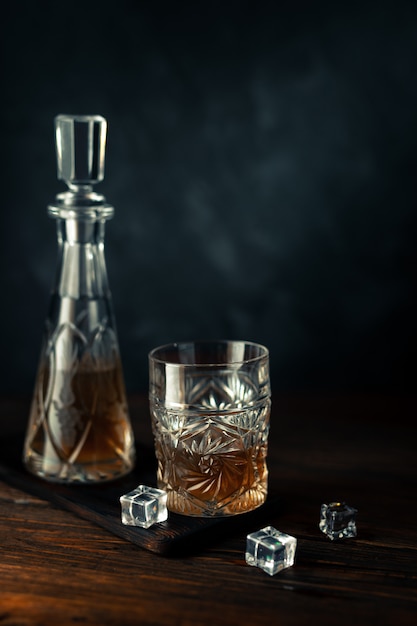 Whisky en verre avec de la glace