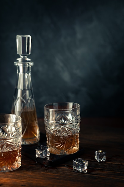 Whisky en verre avec de la glace