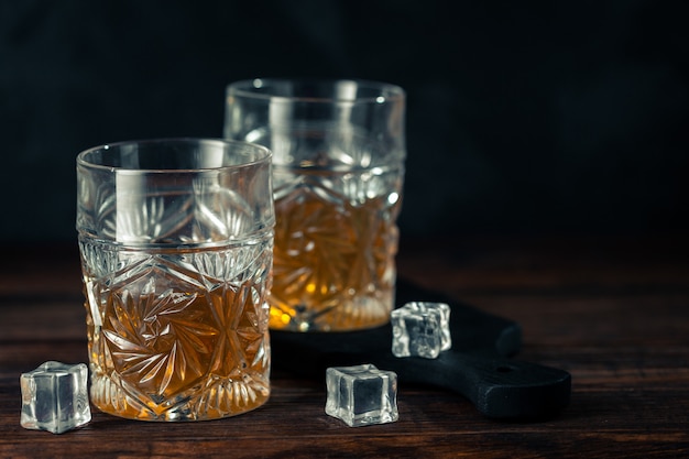 Whisky en verre avec de la glace