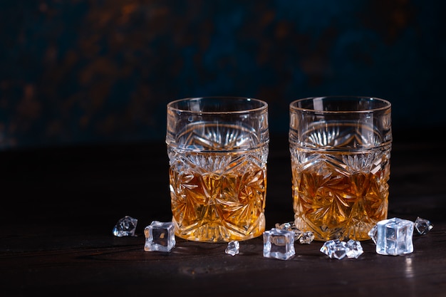 Whisky en verre avec de la glace