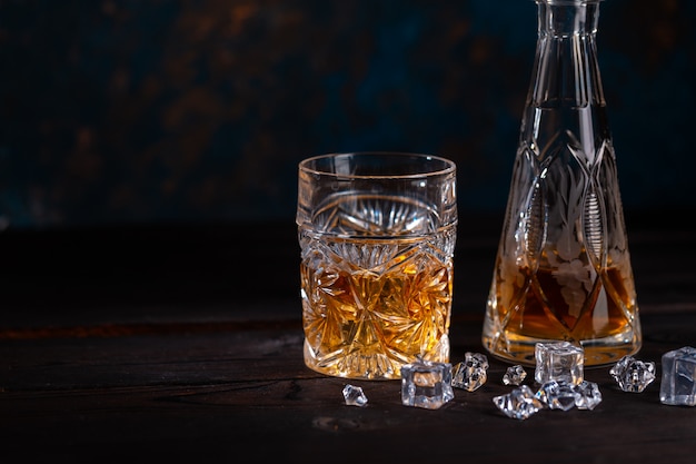 Whisky en verre avec de la glace