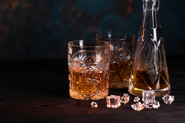 Whisky en verre avec de la glace