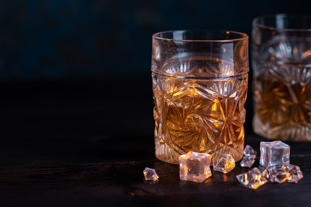 Whisky en verre avec de la glace