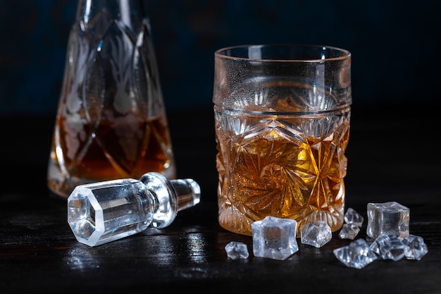 Whisky en verre avec de la glace