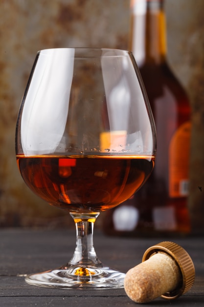 Whisky en verre sur table rouillée