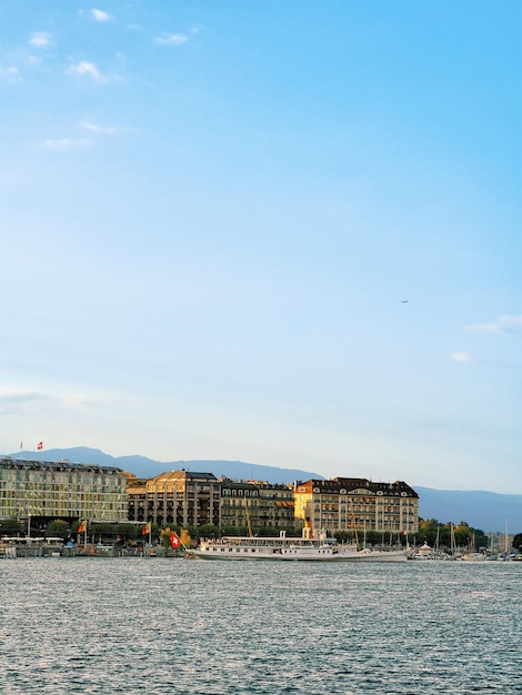 White Ferry, Lac Léman près du Quai du Mont-Blanc en été, Genève, Suisse.