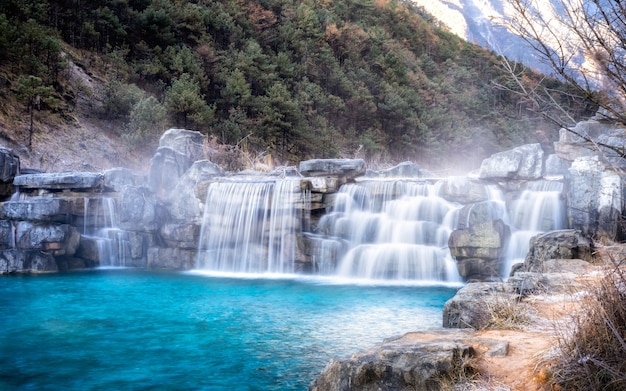 White Water River est en réalité une rivière extrêmement bleue de Jade Dragon Snow Mountain.