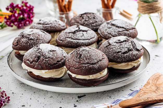 Whoopies américains au chocolat fourrés à la crème