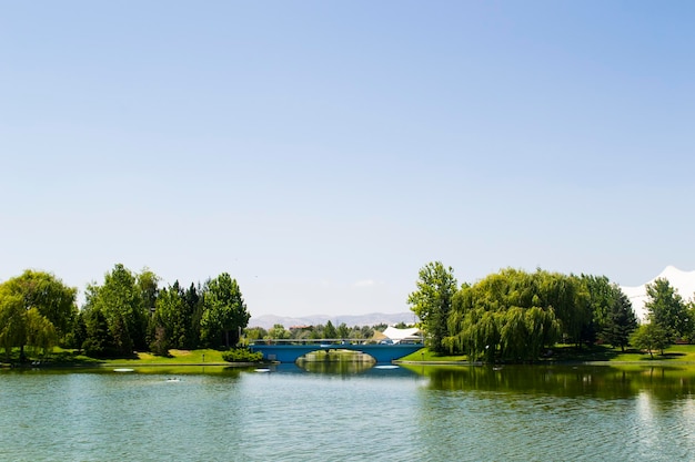 Photo wiev du pont qui se dresse sur le lac et couvre avec des arbres et le ciel harikalar diyari parc ankara