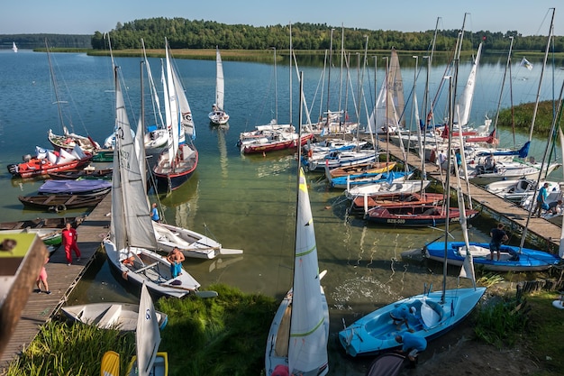 WIGRY POLOGNE AOÛT 2019 de nombreux yachts se tiennent sur la jetée et se préparent pour la régate