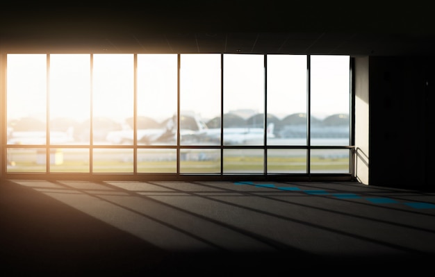 Windows avec coucher de soleil à l'aéroport.