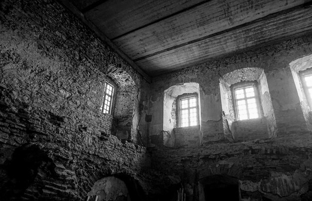 Windows dans l'ancienne forteresse en ruine. Murs de pierre