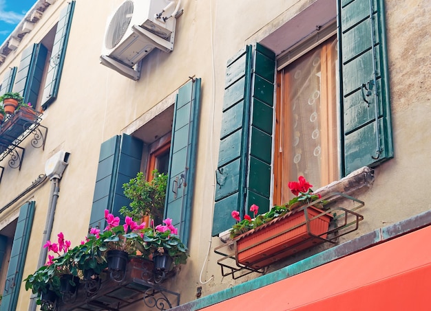 Windows avec des fleurs à Venise Italie