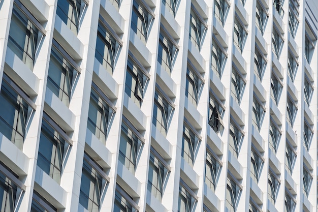 Windows de fond de bâtiment blanc