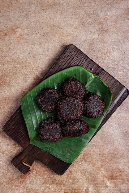 Wingko coklat ou wingko au chocolat est une crêpe javanaise à base de noix de coco râpée et de riz gluant