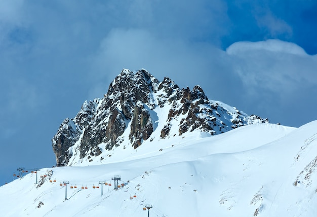 Winter rocky mount top Tyrol, Autriche et téléski sur pente.