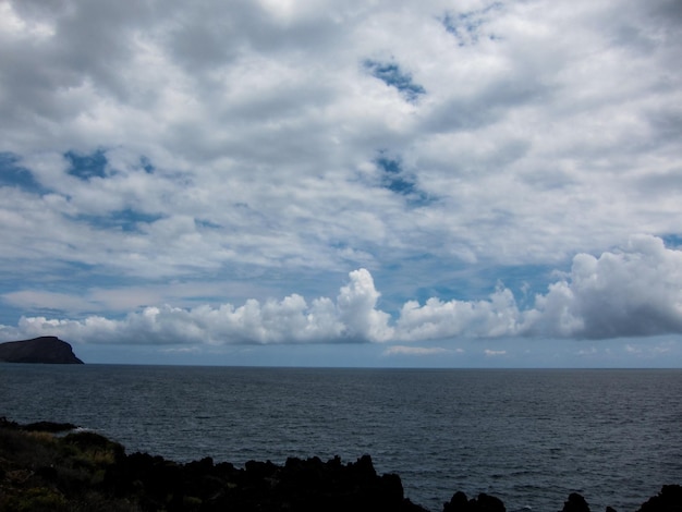 Wndy nuages sur le ciel du soir