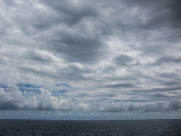 Photo wndy nuages sur le ciel du soir