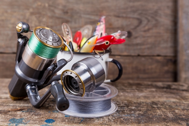 Les wobblers d'appâts de pêche dépassent de la tasse en métal blanc