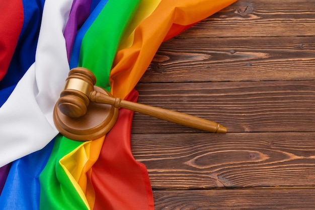 Woden juge symbole maillet de loi et justice avec drapeau lgbt en couleurs arc en ciel sur bois