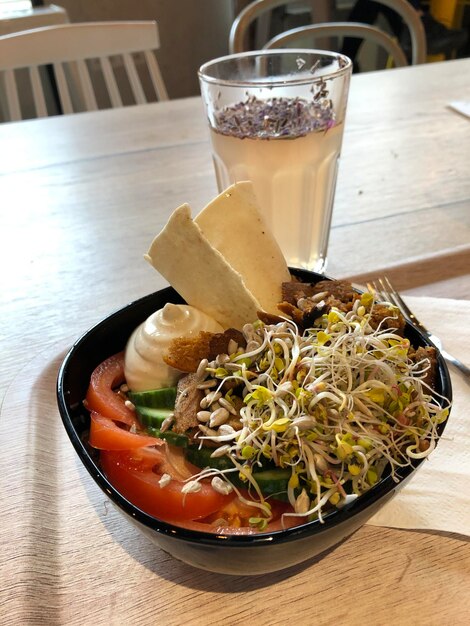 Photo wok aux légumes et nouilles de riz à la limonade