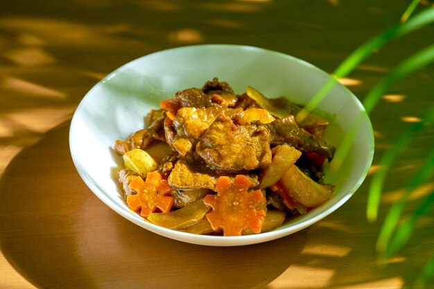 Wok de boeuf à la sauce aigre-douce avec légumes et poivre de Sichuan dans un bol. cuisine chinoise