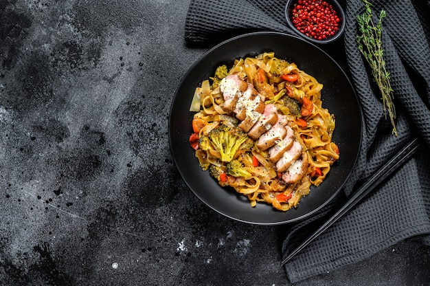 Wok avec brocoli à la viande de canard et piments