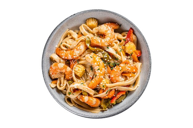 Wok chinois Stirfry udon nouilles de fruits de mer avec des crevettes de crevettes dans un bol isolé sur fond blanc