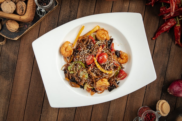 Wok de nouilles soba thaï aux crevettes et légumes