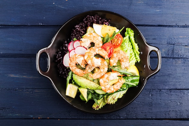 un wok de salade de crevettes aux légumes