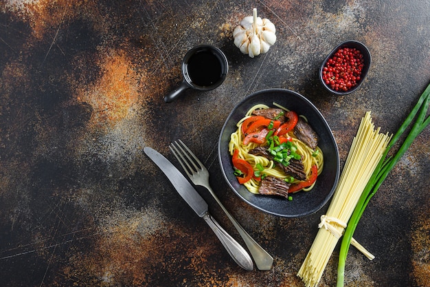 Wok sauté fait maison avec espace de vue de dessus de viande de boeuf pour le texte.