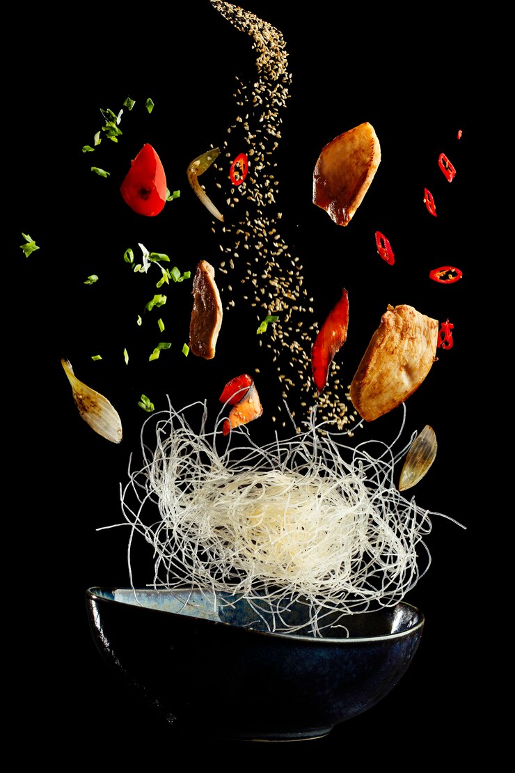 Wok volant avec poulet et épices.