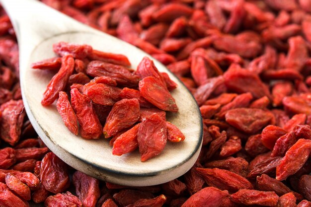 Wolfberries ou baies de Goji sur une cuillère sur l'espace de copie de surface de goji