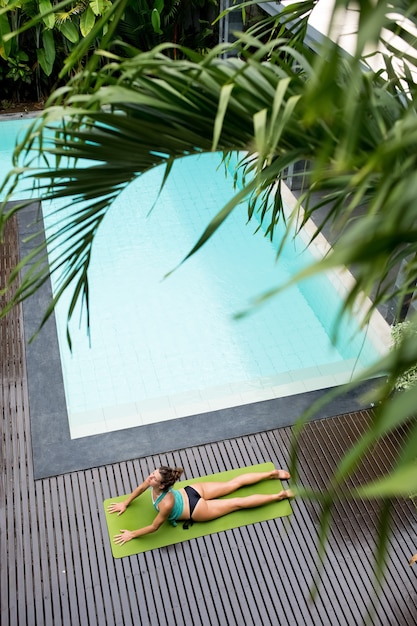 Woman Doing Yoga Cobra Pose dans la piscine