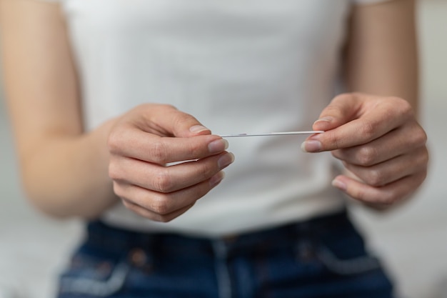 Woman hand holding test de grossesse concept de soins de santé mise au point sélective