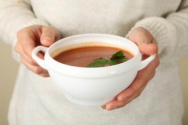 Woman hold bol de soupe aux tomates savoureuse