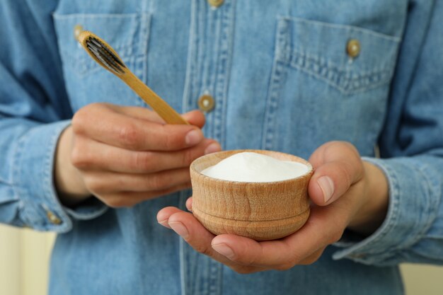 Woman hold poudre à dents et brosse à dents